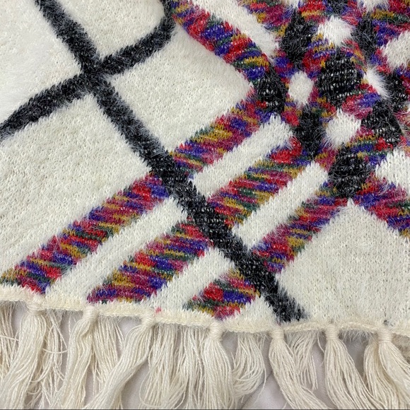 LAST DAY! Price drop! 💵 NWT Women’s sz S cream poncho style with fringe - Picture 3 of 5